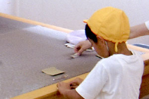 畳の上で遊ぶ子供