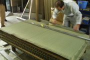 新しい畳表を仕立て中