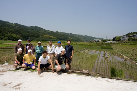 苗植えを終えた岡田畳本店のスタッフ