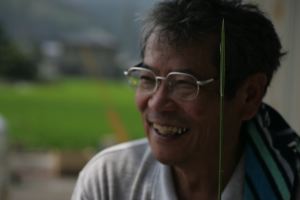 七島い草を手に青木氏